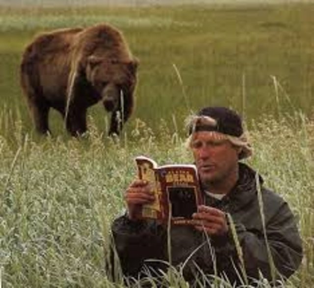 Ayılara nasıl davranılacağını bilmemesi Treadwell ve sevgilisi Amie Huguenard'ın hayatlarını kaybetmesine sebep oldu. 6 Ekim 2003'de saldırıya uğradıktan sonra cansız bedenleri bulundu.