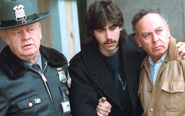 Davanın araştırma safhasında polisler öğretmenin evinde bilgisayar dersi alan birkaç çocukla konuştu ve Arnold ile 9 yaşındaki oğlu Jesse'yi çocuklara cinsel taciz ile suçladı.