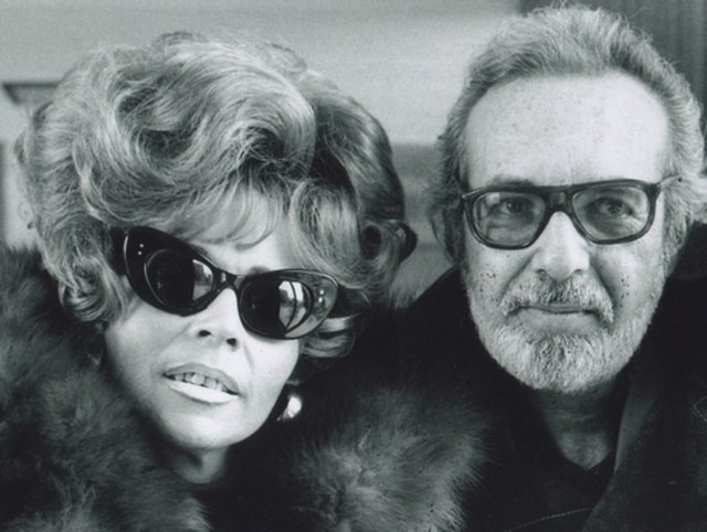 suratına asit atması için 3 tane haydut kiralıyor.Saldırıdan sonra 14 sene boyunca hapis yatan Burt Linda'ya olan takıntısından vazgeçmiyor. Kör ve yalnız olan Linda da ilginç bir şekilde Burt'e ilgi gösteriyor ve evleniyorlar.