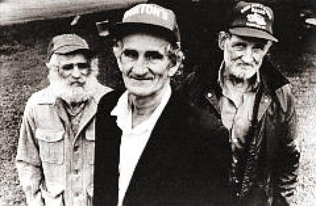 Yaşları 59 ile 71 arasında değişen 4 erkek kardeş tesisat ve ısıdan yoksun küçük bir arazide yaşıyorlardı. Dava görüldüğü sırada savcı Delbert'in kardeşini kanserin çektirdiği acılardan kurtarmak için boğduğunu itiraf ettiğini iddia etti fakat,