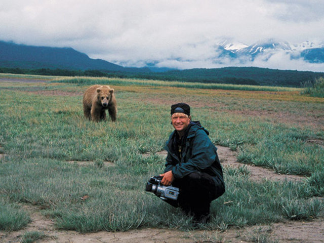 ayılarla olan ilişkisini filme alarak geçirmiştir. Ünlü yönetmen Warner Herzog 2005'de Treadwell'in hikayesini 'Grizzly Man' için bir araya getirmiştir. Treadwell ayılarla çalışmak için özel olarak eğitim görmemesine rağmen kendini onları tanımaya ve
