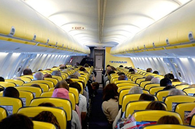 Acil çıkış kapılarının yanında oturamasanız bile en fazla 5 sıra gerisinde olmaya dikkat edin.