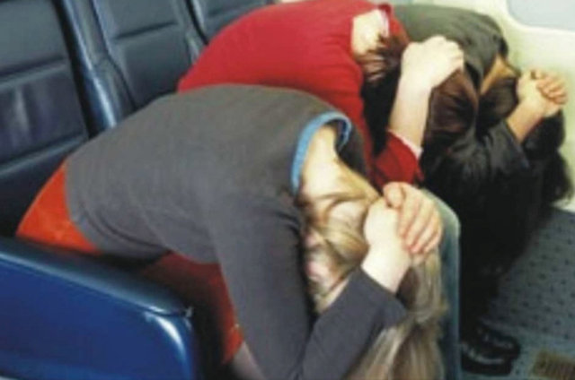 Uçuş güvenliği bilgilendirmelerinin en saçma kısmı gibi gözükse de korunma pozisyonuna dikkat edin.