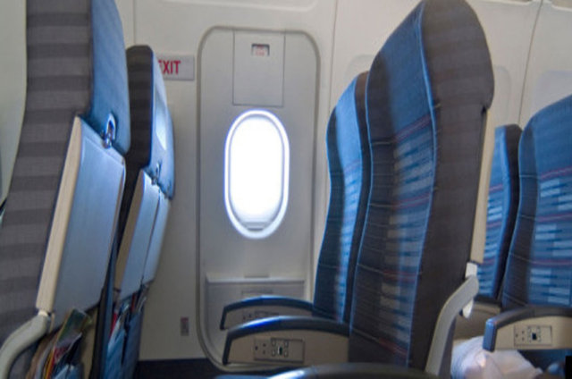 Uçakta acil çıkış kapısına en yakın koltukta oturmak olası bir kaza sırasında kurtulma şansınızı çok arttıracaktır.