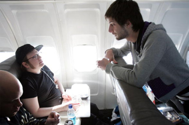 İstatistiklere göre genç ve zayıf erkekler uçaktan en çabuk çıkan kişiler olarak belirlendi.