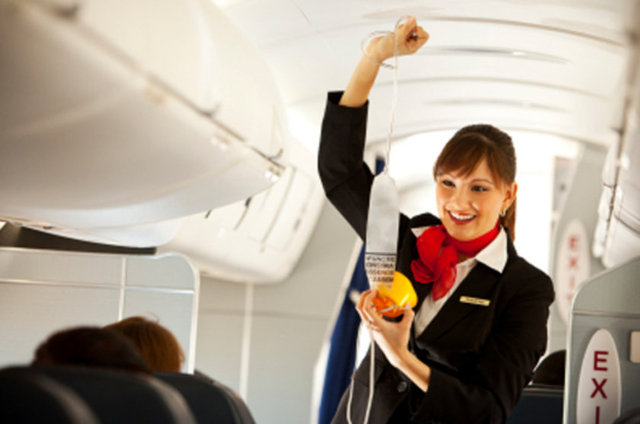 Ama uçuş güvenliği bilgilendirmeleri olası bir kaza durumunda acil çıkış kapılarını kolayca bulmanızı ve güvenlik malzemelerine ulaşmanızı sağlayabilir.