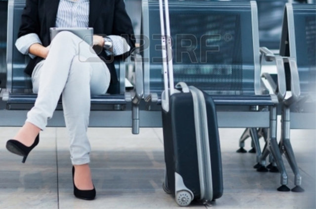 Takım elbise ya da topuklu ayakkabılar olası bir kaza sırasından uçaktan çıkmak için engel yaratabilir.