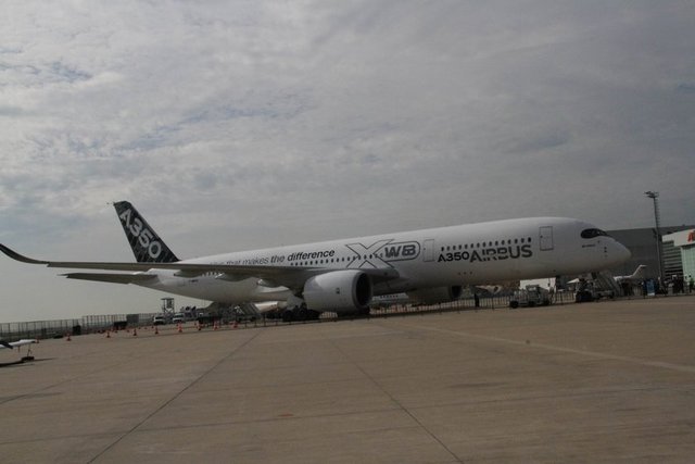 Boeing 777 ve Boeing 787 ile yarışmak için planlanan A350 serisi yolcu uçağı yakıt-verimli olacak şekilde tasarlandı.