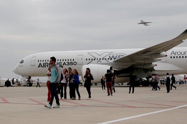 Airbus'ın 200-500 yolcu kapasiteli geniş gövdeli uçak aileleri, kendi pazar segmentinin en gelişmiş uçaklarından oluşuyor.