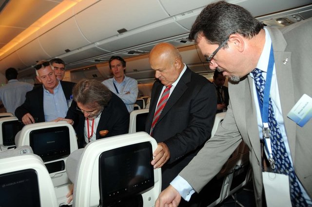 Airbus 350'yi inceleyen ve yetkililerden bilgi alan Türk Hava Yolları (THY) Yönetim Kurulu Başkanı Hamdi Topçu, uçağı çok beğendiğini söyledi.