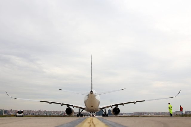 Üretim çalışnmalarına 2006'da başlanan ve 2013 yılında ilk uçuşu yapılan A350, karbon lif takviyeli plastikle yapılan gövdeye ve kanat yapılarına sahip.