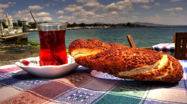 Yağ oranı ve enerji değeri çok yüksek bir besin olan susam protein, kalsiyum, magnezyum, potasyum mineraller ve B Vitaminleri açısından çok zengindir.