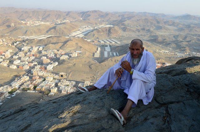 Hira mağarasının yer aldığı alana varmanın coşkusunu yaşayan hacı adayları, gün aydınlanırken Mescid-i Haram'ı ve Mekke'yi kuş bakışı izleme imkanı buluyor.