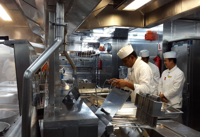 İçinde bir alışveriş merkezi, tiyatro ve sinema salonlarının bulunduğu gemide futbol ve basketbol sahası bile var.