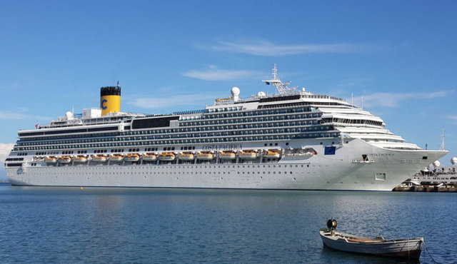 Gemide 1000'er kişilik iki ana restoran, çok sayıda küçük restoran, barlar ve diskotek bulunuyor.