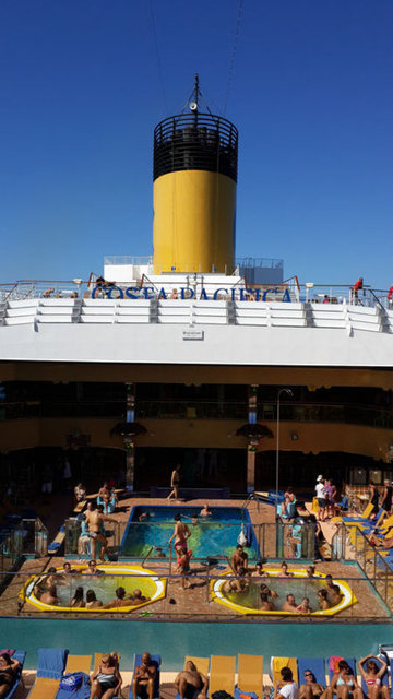 182 kişinin çalıştığı dev mutfakta içinde insan girebilen dev fırınlarda yolculara 24 saat aralıksız yiyecek ve içecek hazırlanarak servis ediliyor.