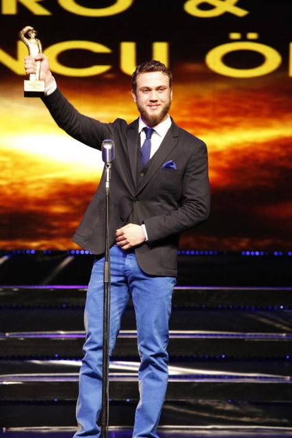 Kişi olarak da ailemden vazgeçmeyi istemem. Hayatta olduğum sürece onlardan vazgeçmeyi düşünmüyorum. Onursuzluğa dayanamam. Arkadan iş çevirmeyi çevremdeki insanlarda görmeyi istemem." DHA