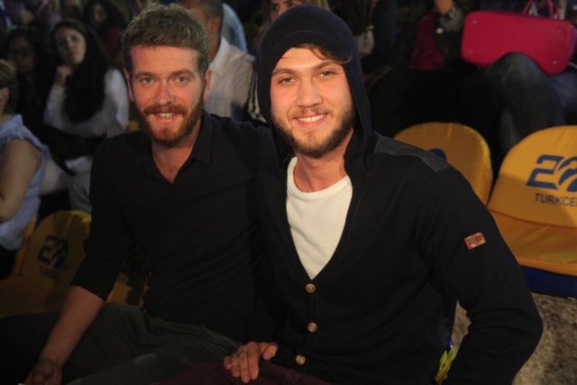 Ben utangaç bir adamımdır. Kendimle veya fiziksel özelliklerimle ilgili konuşmaktan biraz rahatsız olurum. Beni iki kadın büyüttü; Annem ve ablam. O yüzden kadınların dilinden anlarım.