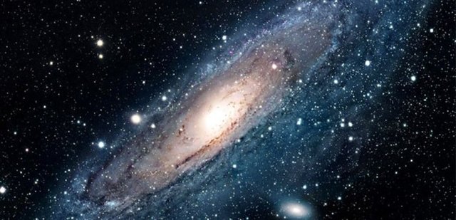 Galaksilerin merkezinde birer karadelik vardır .Bu  karadeliklerin çekim gücüne sahip olması nedeniyle , güneş siteminin etrafında  döner ve spiral galaksileri oluşturur.