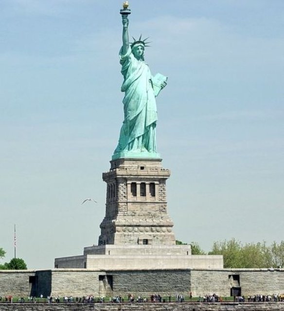 Özgürlük Anıtı, beyaz değil yeşil renktedir.