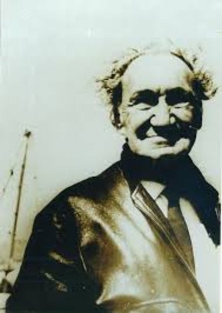 Halikarnas Balıkçısı olarak bilinen Cevat Şakir Kabaağaçlı, balıkçı değildir; Robert Kolej ve Oxford mezunu bir yazardır.