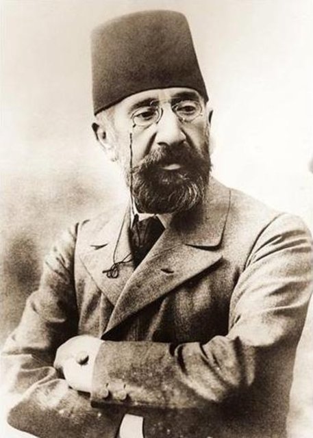 Meşhur " Kaplumbağa Terbiyecisi" tablosunun çizeri olan Osman Hamdi Bey aynı zamanda Kadıköy'ün ilk belediye başkanıdır.
