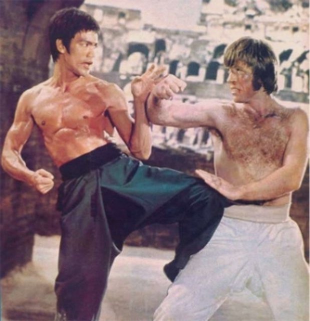 Bruce Lee'nin hareketleri o kadar hızlıydı ki, şimdiki tekniğin aksine onun filmlerinde "Slowmotion" yani ağır çekim tekniği kullanılırdı ki hareketleri görülebilsin.
