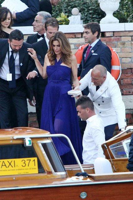 Clooney'i yakın arkadaşı Cindy Crawford'un kocası Rande Gerber ile Matt Damon ve eşi de yalnız bırakmadı.