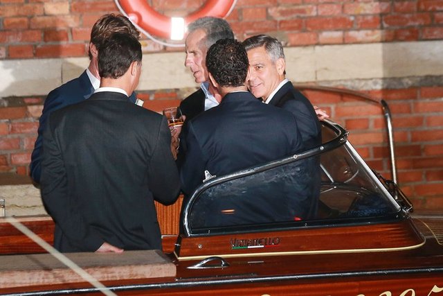 Otelde yenen yemeğin ardından 36 yaşındaki Alamuddin ile 53 yaşındaki Clooney ayrı ayrı teknelere bindi.