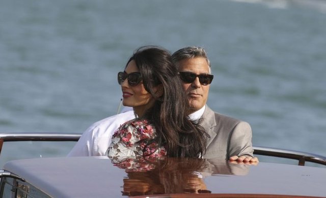 Clooney'in otele 300 bin dolar değerinde yıllanmış şarap ve şampanya, Armani takımına 10 bin dolar, catering için 45 bin dolar,güvenlik harcamaları için 500 bin dolar, çiçek ve diğer dekorasyonlar için ise 100 bin dolar harcadığı ifade ediliyor.
