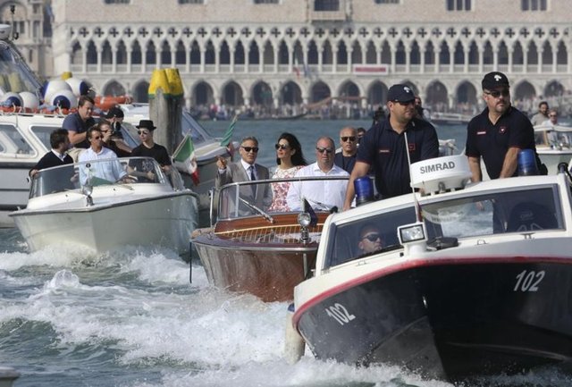 Cindy Crawford, Bill Murray, U2'nun solisti Bonove oyuncu Matt Damon gibi ünlülerle birlikte dün öğle saatlerinde Grand Canal Nehri üzerinde gondollarla düğün alayı geçidi, renkli görüntülere sahne oldu. -