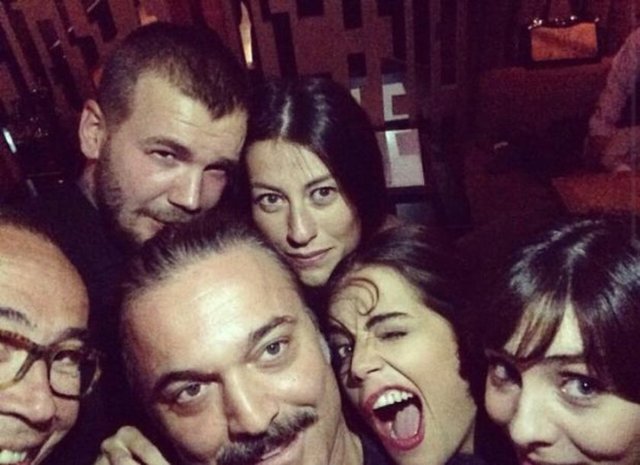 Doğum günü partisinde tam bir selfie çılgınlığı yaşandı. Ünlü isimler birbiriyle bol bol selfie çekti ve sosyal medya hesaplarından paylaştı.  -