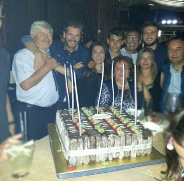 - Yamantürk'ü sevgilisi Özge Özpirinçci de yalnız bırakmadı.