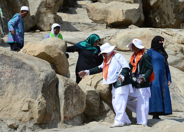 Mekke'de aralarında Türkler'in de bulunduğu hacı adayları, arife günü Arafat ve Müzdelife'de vakfe için gidecekleri alan ile Kurban Bayramı'nda Mina bölgesinde şeytan taşlayacakları mekanları toplu olarak geziyor.
