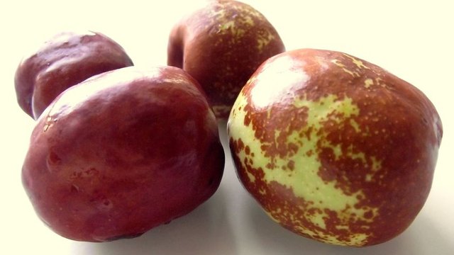 Zeytin büyüklüğündeki bu şifalı meyve, pektin, tanen, müsilaj, şeker ve C vitamini ihtiva ediyor.