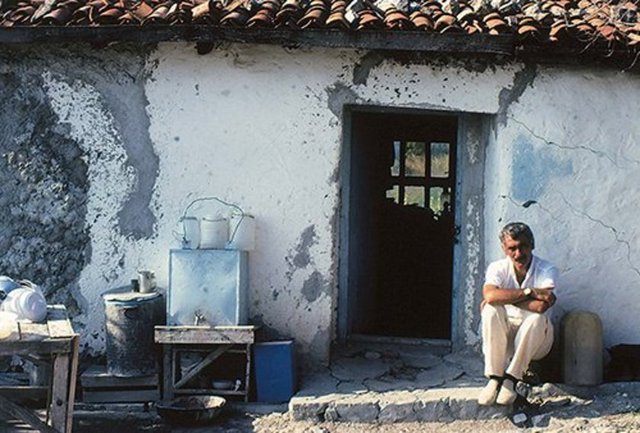 Bir süre İmralı Cezaevi'nde yatan Yılmaz Güney'in daha önce görülmeyen fotoğrafları gün yüzüne çıktı.