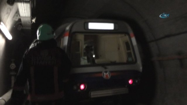Kaza nedeniyle metro seferleri durduruldu.