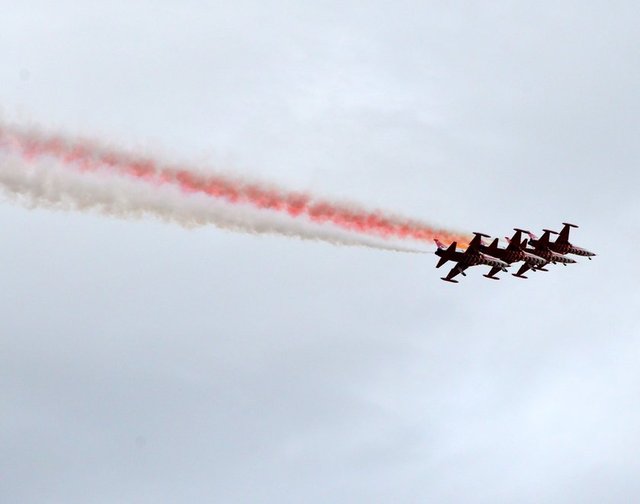 En uzak mesafe ise 5 kilometre. Gösteri uçağı ve pilotları her zaman savaşa hazırdır. Bizim, diğer F-16 pilotlarından, uçağımızın da diğer F-16 uçaklarından hiçbir farkı yok.