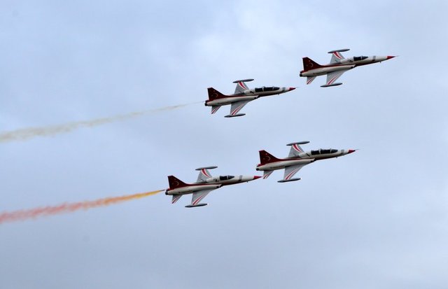 Solotürk'ün, 2010 yılında temelleri atılan ve 2011'de de Türk Hava Kuvvetlerinin 100'üncü yılında Türk halkına armağan olarak doğduğunu anlatan Günar, ekipte iki pilot, iki basın ve halkla ilişkiler ile 9 bakım personeli bulunduğunu aktardı. -