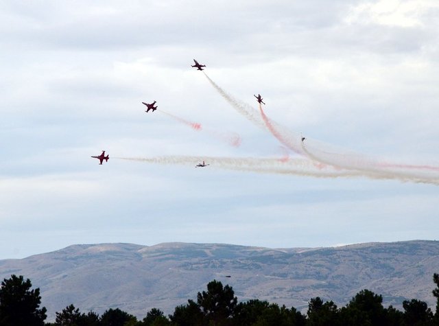 Erhan Günar, gösteriyi alçak irtifada yaptıkları ve düşük hızda gittikleri için pilot üzerinde aşırı yük oluştuğunu dile getirdi.Bunu "G etkisi" olarak adlandırdıklarını söyleyen Günar, şöyle konuştu: -