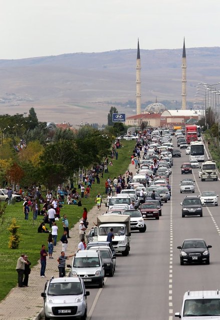 Gösteri sırasında 9G kuvvetine kadar yük biniyor. Uçağın maksimum uyguladığı kuvvet zaten 9G. Yani bazı hareketlerde vücuduma 630 kilogram yük biniyor. Gösterilerde izleyenler 30 metreye kadar yaklaşıyoruz.