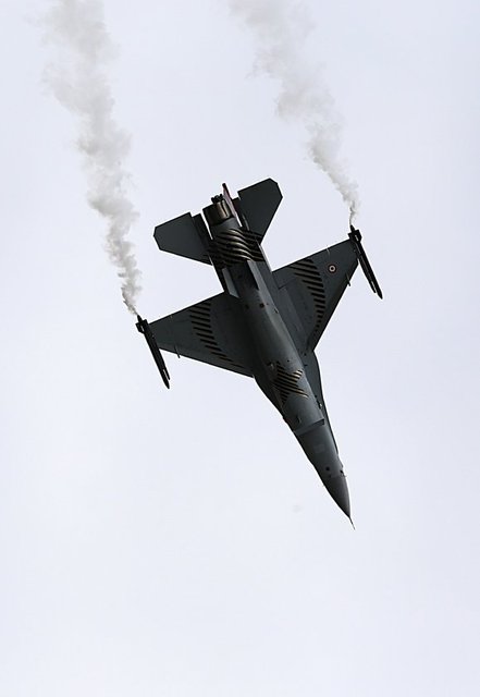 gösteri uçuşlarının Türk Hava Kuvvetlerinin sahip olduğu modern ve yüksek performanslı tek kişilik kişilik F-16 uçağıyla gerçekleştirildiğini söyledi.