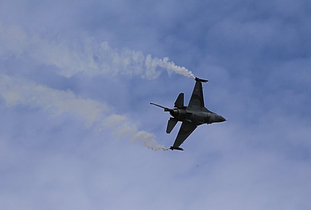 "Vatandaşlardan uçak ve gösteriyle ilgili birçok soru alıyoruz. Öncelikle gösterilerde, manevra kabiliyeti yüksek bir uçak olduğundan dolayı F-16 tercih edildi.