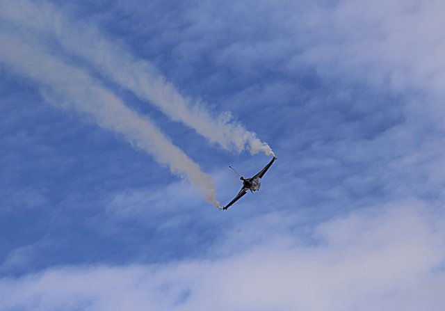 'Solotürk kalkışı'nda, 3 metrede iniş takımlarını toplayıp 10 metrede terse geçiyoruz. Terse geçtikten sonra tırmanıyoruz. Bunu sadece biz yapıyoruz."
