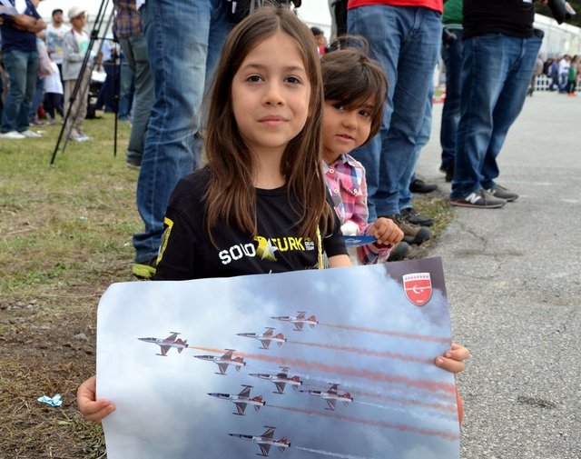 70 kilogramlık bir pilotun üzerine 630 kilograma kadar yükün bindiği gösterilerde, "Solotürk kalkışı" ve "Solotürk tonosu"nu dünyada sadece yüksek seviyede bilgi ve beceriye sahip Türk gösteri pilotları yapabiliyor.