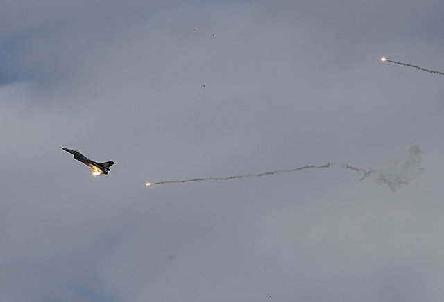 Uçağın kendi ekseni etrafında dönerek gitmesi hareketine "tono" denildiğini bildiren Günar, "Dünyada bu hareketi yapan yok, sadece biz. 'Solotürk tonosu' olarak isim babası olduk.