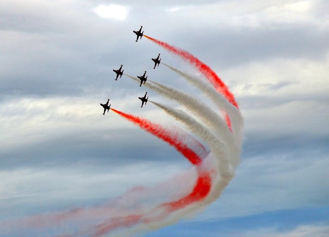 Solotürk İkinci Gösteri Pilotu Yüzbaşı Erhan Günar, AA muhabirine yaptığı açıklamada, F-16 uçağının kabiliyetlerini, kullanımı için gereken yüksek seviyedeki bilgi ve beceriyi izleyiciye bir gösteri şeklinde sunmaya çalıştıklarını belirterek,