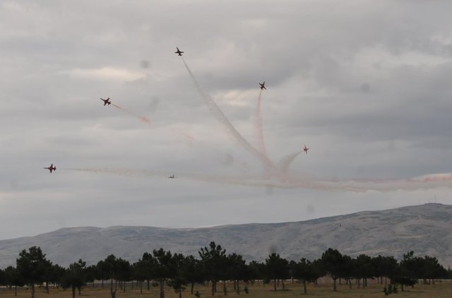 Gösterilerinde, saatte en düşük 200, en yüksek bin 200 kilometre hıza ulaşan ekip, izleyenlere 30 metreye kadar yaklaşabiliyor ve eşsiz hareketleriyle dosta güven, düşmana korku salıyor.