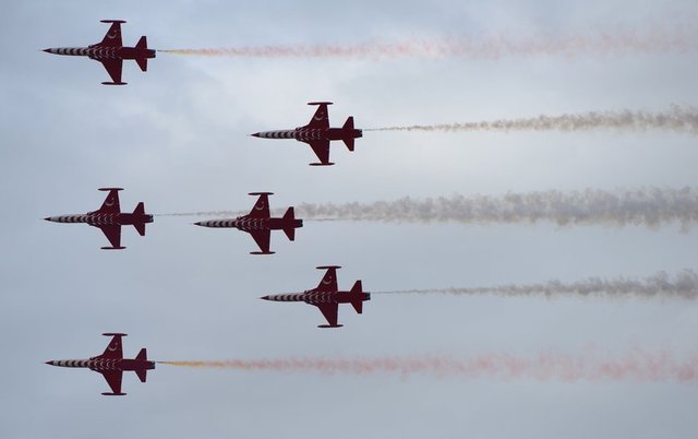 F-16 savaş uçaklarının modern ve yüksek performansını, kabiliyetlerini sunmak amacıyla gösteriler yapan Solotürk, 20 dakikalık uçuşunda 3,5 ton yakıt harcıyor.