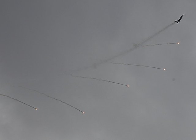 Bu 20 dakika içinde 20 manevra hareketimiz var. Bu hareketlerin çoğunu dünyada sadece biz yapıyoruz. Bunlar dünyada 'SOLOTÜRK hareketi' olarak adlandırılıyor.